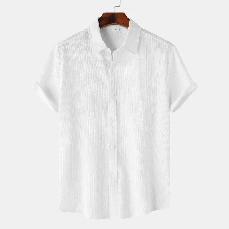 Uomo indossa camicia estiva casual a maniche corte. Moda versatile per l'estate, look rilassato.