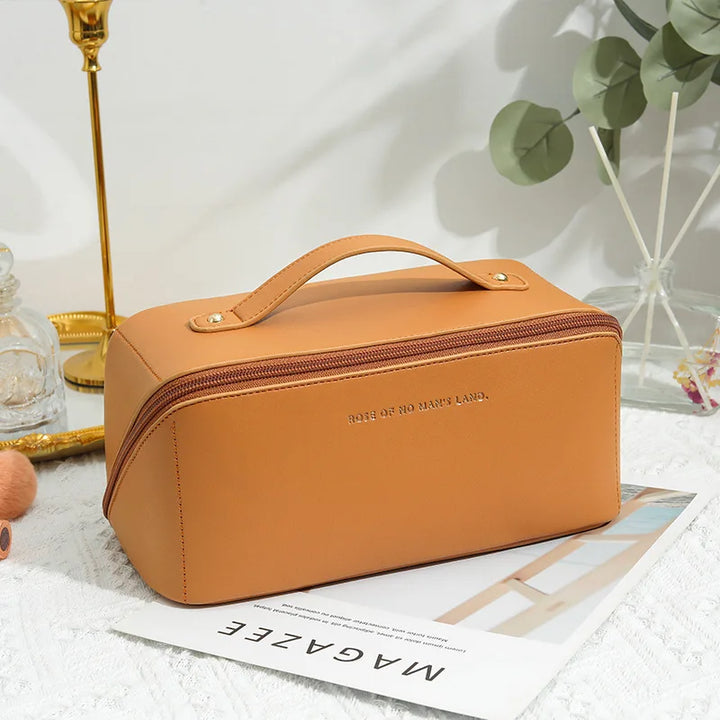 Beauty case donna portatile con manico, versatile borsa trucco e organizer per cosmetici e accessori da viaggio.