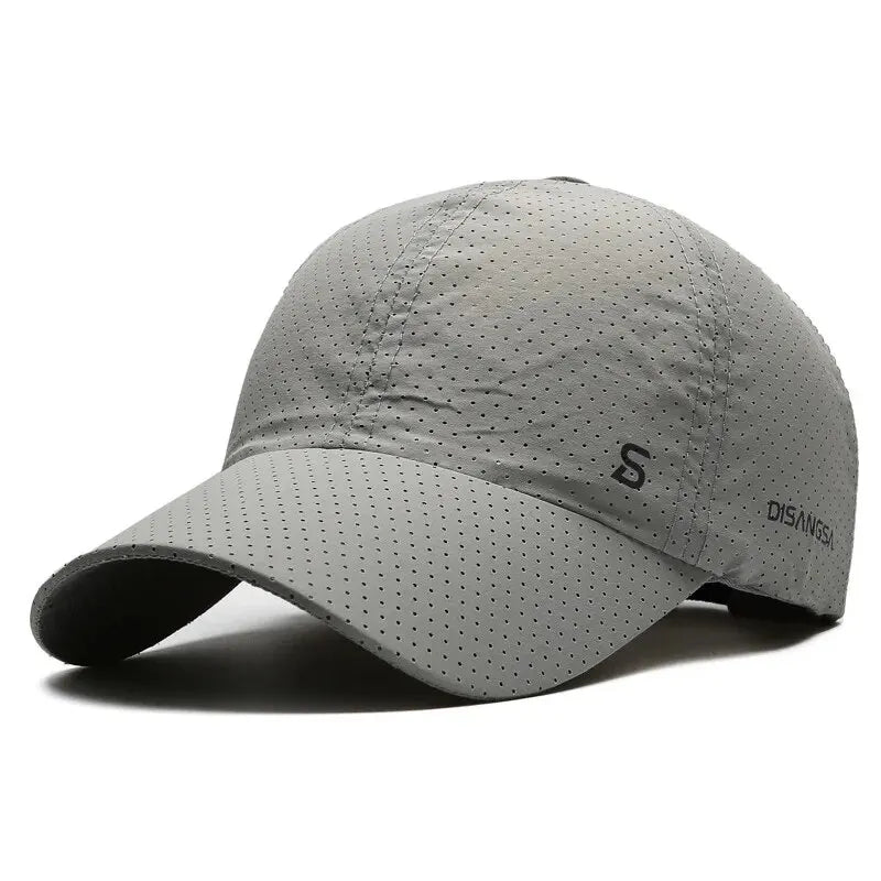 Cappello da corsa uomo traspirante e ad asciugatura rapida, con visiera per protezione solare durante lo sport.