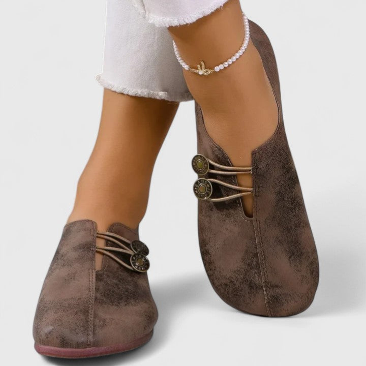 Cuciture di qualità su mocassini aperti donna, evidenziando artigianalità e comfort delle scarpe slip-on.