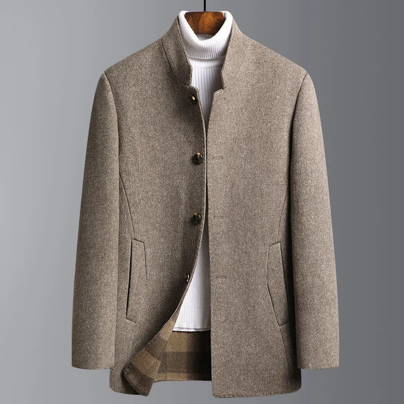 Cappotto elegante reversibile da uomo, perfetto per l'inverno. Stile classico e comfort moderno.