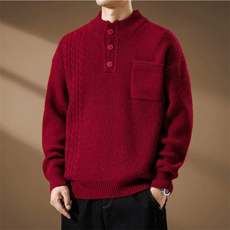 Maglione uomo autunno inverno, stile Henley con colletto a bottoni, raffinata maglia a treccia e taschino.