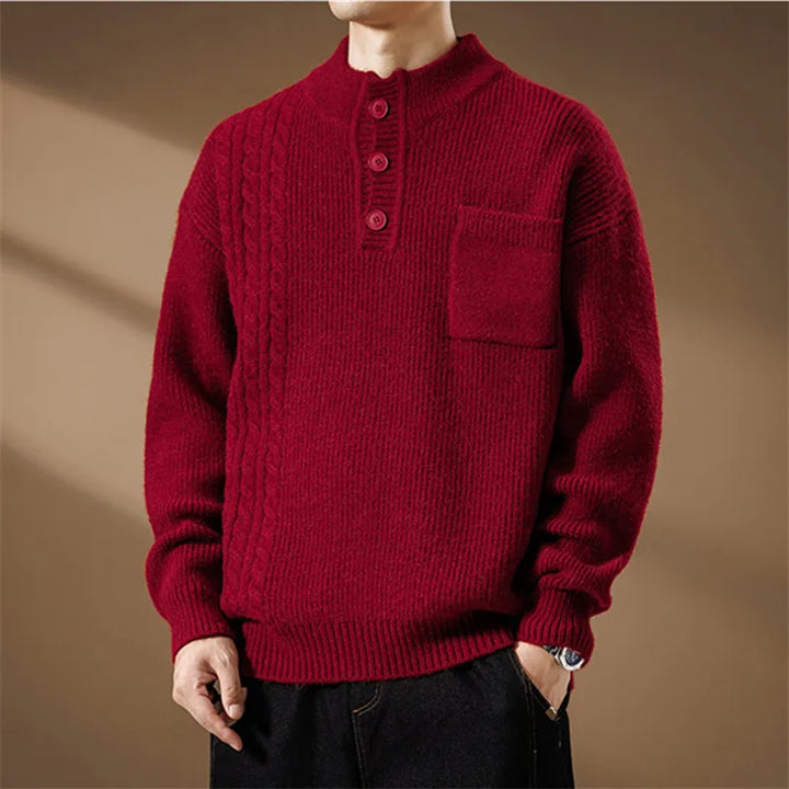 Maglione uomo autunno inverno, stile Henley con colletto a bottoni, raffinata maglia a treccia e taschino.