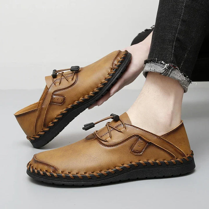 Scarpe eleganti uomo business con lacci e cuciture. Ideali per ufficio e look formali, un classico della moda uomo.