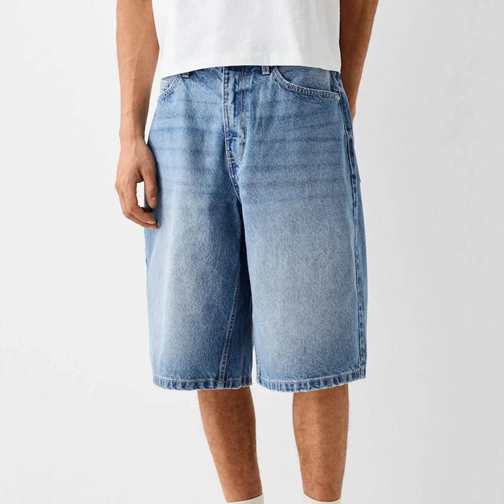 Bermuda uomo baggy fit sotto ginocchio stile vintage. Perfetto per streetwear estivo e look casual.