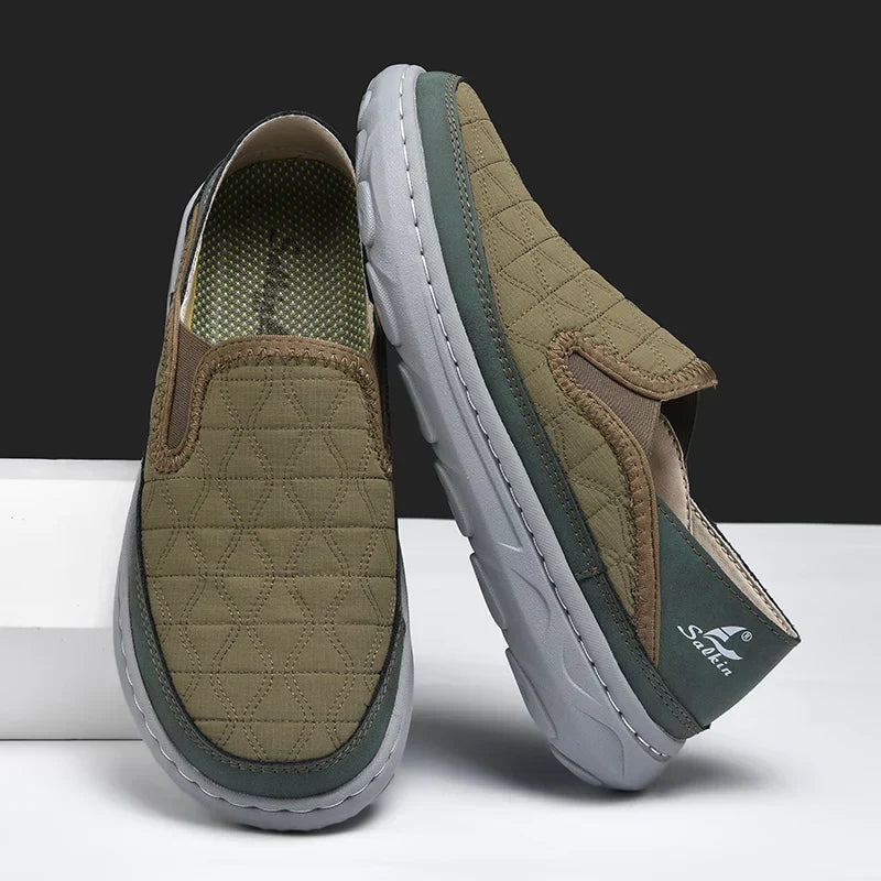 Mocassini uomo grigi slip-on trapuntati, perfetti per passeggiate e comfort flessibile quotidiano.