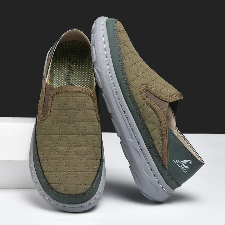 Mocassini uomo grigi slip-on trapuntati, perfetti per passeggiate e comfort flessibile quotidiano.