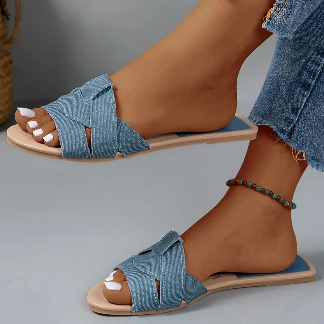 Sandali flat da donna con elegante fiocco, perfetti per la moda estiva e un look femminile e confortevole.