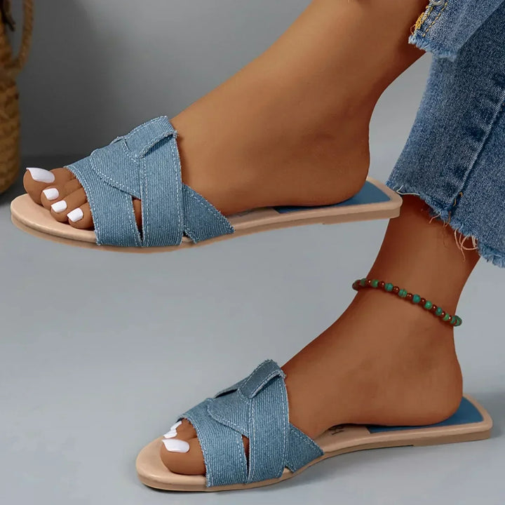 Sandali flat da donna con elegante fiocco, perfetti per la moda estiva e un look femminile e confortevole.