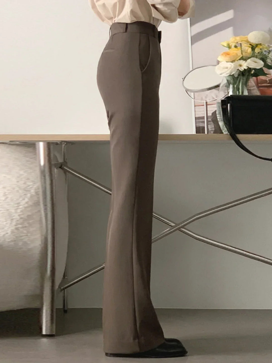 Pantaloni eleganti da donna a vita alta con gamba larga. Abbigliamento femminile per un look raffinato.