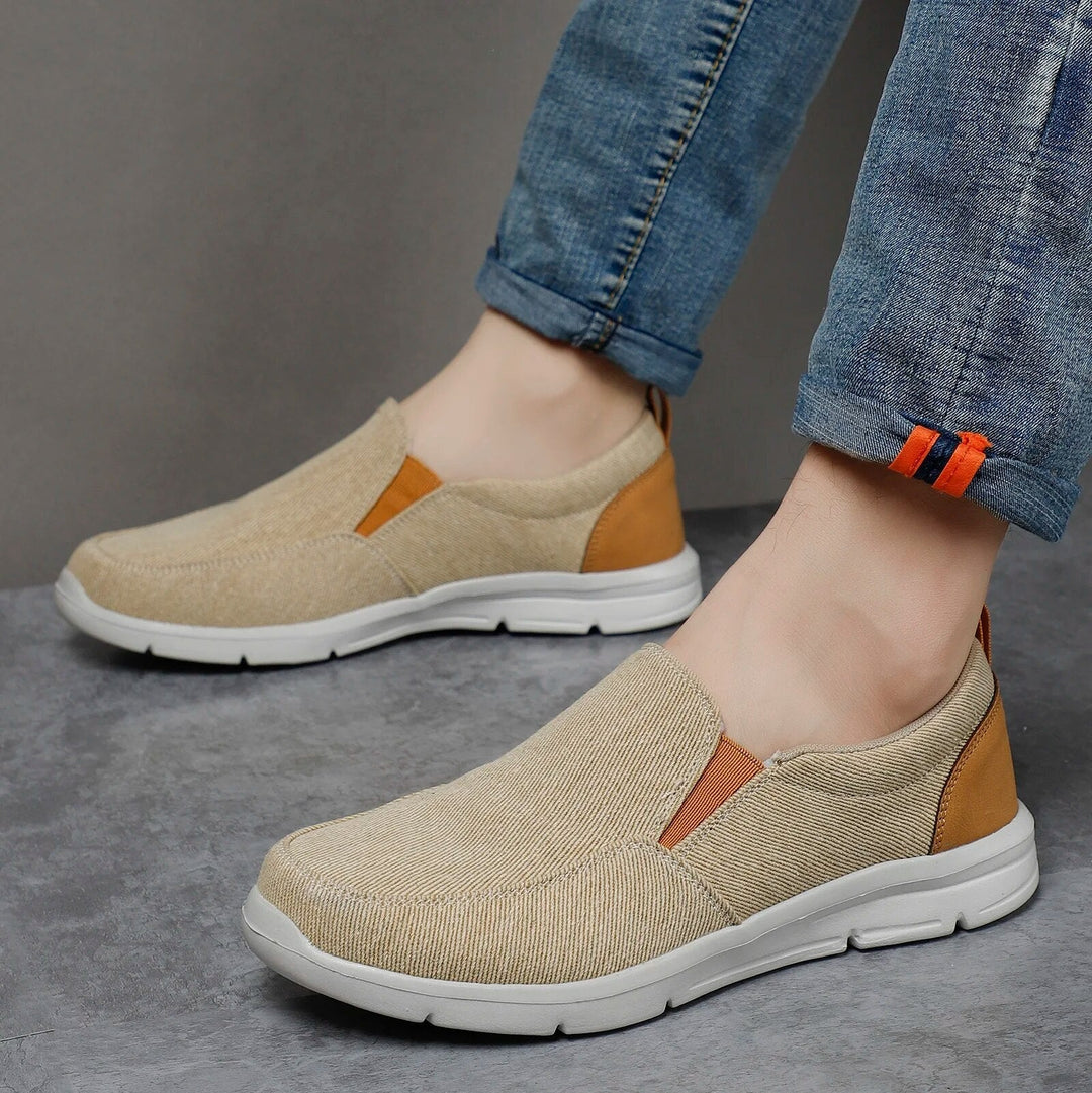 Calzature uomo moda, sneakers senza lacci con design versatile e comfort.