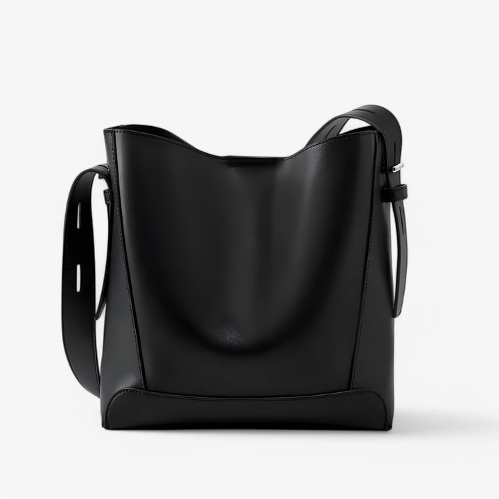 Donna con borsa tote grande marrone, mostra la versatilità e il comfort per il viaggio e l'ufficio.