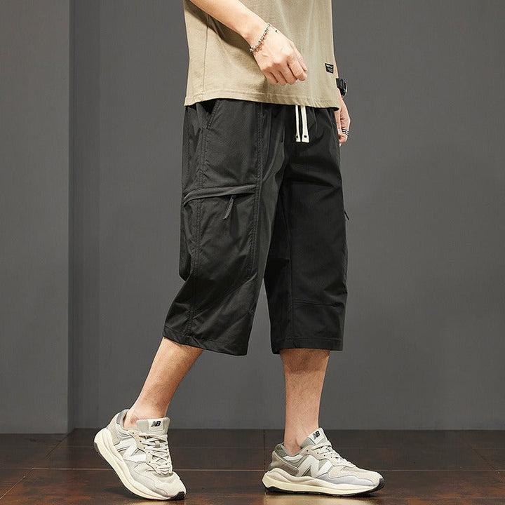 Bermuda cargo da uomo in cotone leggero, con vita regolabile e numerose tasche. Perfetti per outfit casual estivi.