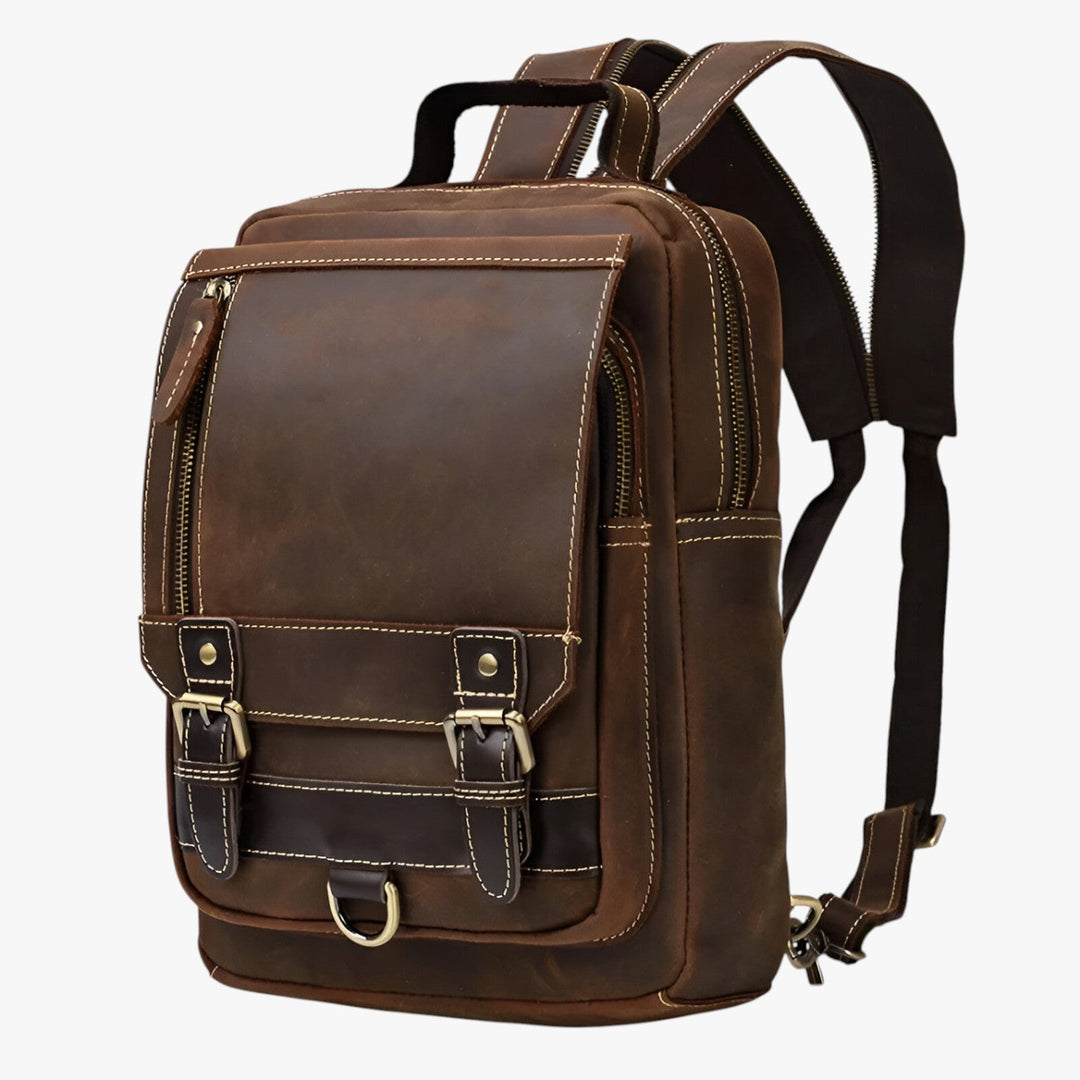 Zaino unisex marrone elegante con doppia fibbia e pratiche tasche esterne, ideale per viaggio e uso quotidiano.