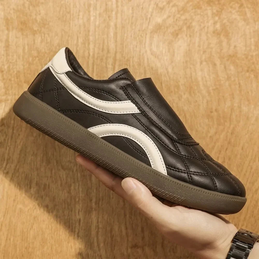 Scarpe sneakers uomo con lacci, versatili e comode, perfette come calzature casual quotidiane alla moda.