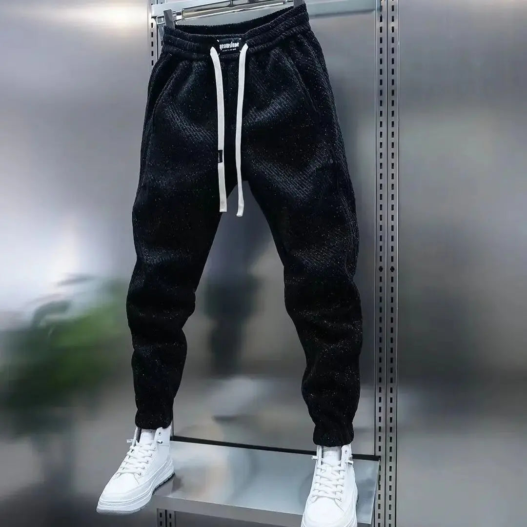 Pantaloni sportivi uomo slim fit con vita elasticizzata e coulisse. Fantasia moderna per massimo comfort e abbigliamento casual.