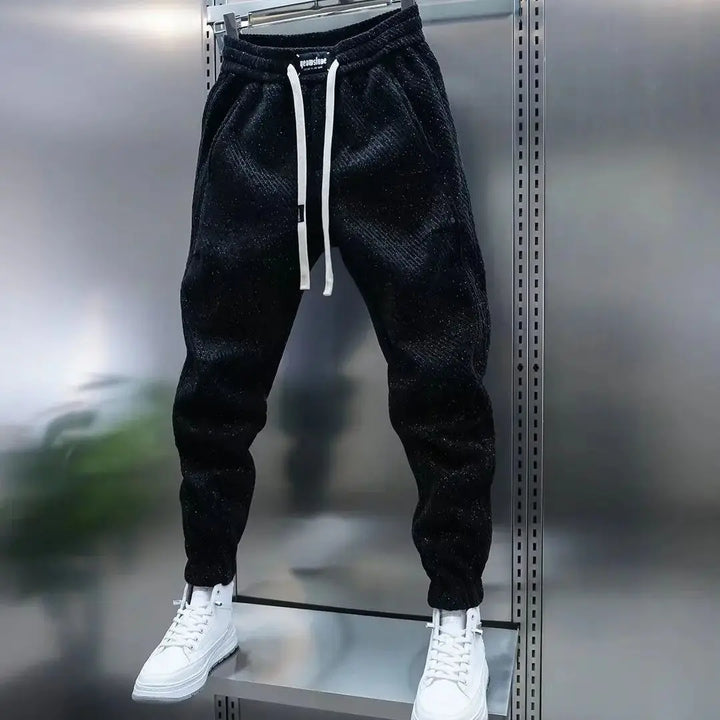 Pantaloni sportivi uomo slim fit con vita elasticizzata e coulisse. Fantasia moderna per massimo comfort e abbigliamento casual.