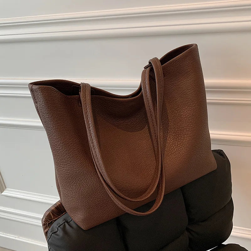 Borsa tote versatile da donna, pelle sintetica stile vintage. Accessorio moda perfetto per la scuola.