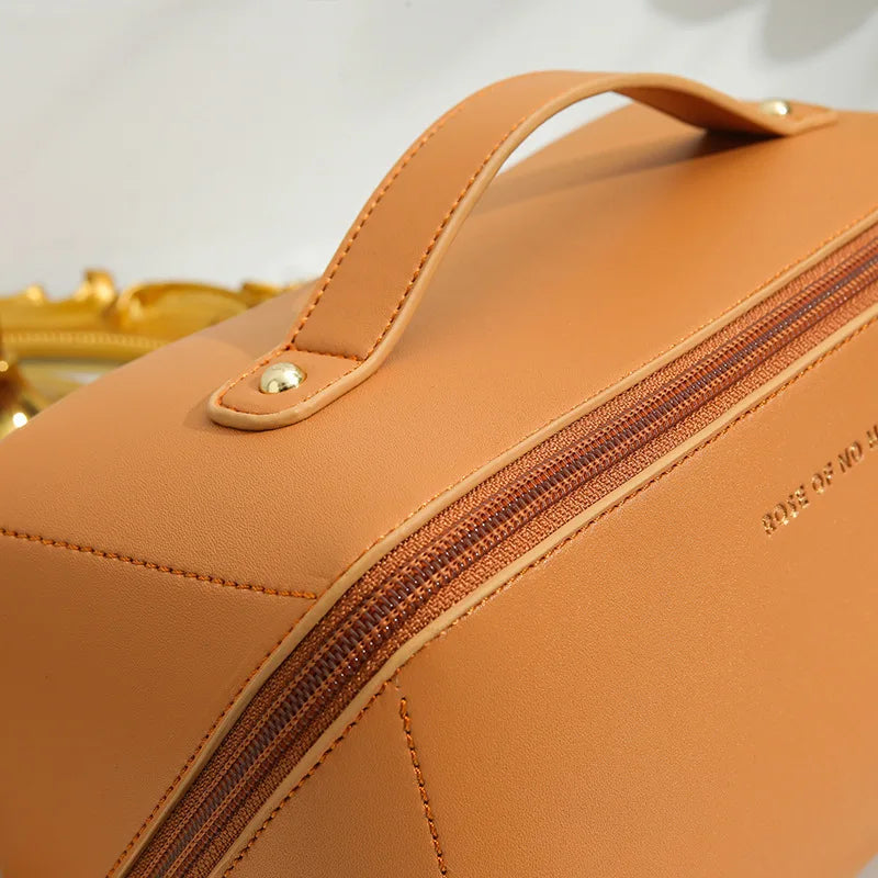 Beauty case compatto da viaggio donna con manico, organizer per trucchi, cosmetici e accessori beauty.