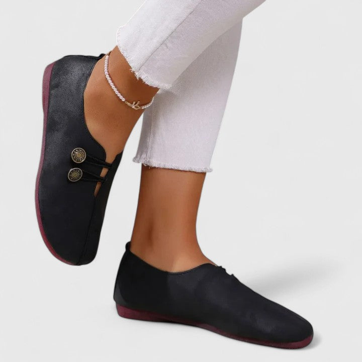 Scarpe mocassini donna aperti abbinati a outfit estivo leggero, combinando moda, comfort ed eleganza.