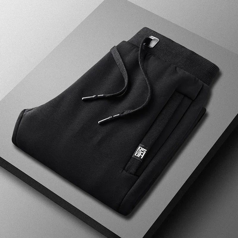 Modello di jogger uomo invernali in tessuto caldo, con vita elasticizzata. Stile moderno per abbigliamento sportivo casual.