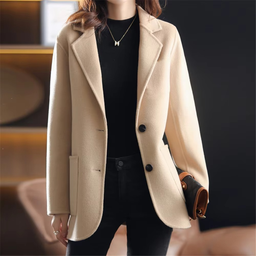 Elegante blazer donna con bottoni e tasche, ideale per stile ufficio e look versatile. Capo chic.