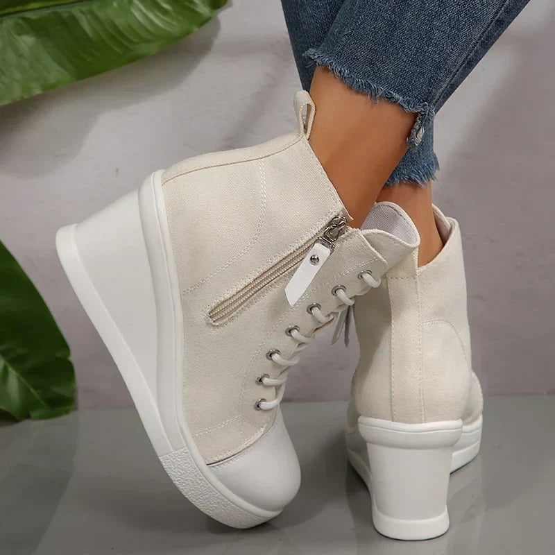 Scarpe sportive donna con zeppa, cerniera e stringhe, ideali per outfit casual-chic e di tendenza.