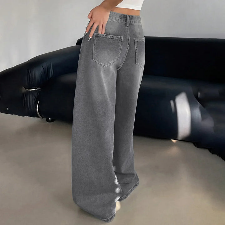 Jeans larghi donna, vita media, gamba ampia, stile casual e moderno per un comfort quotidiano.