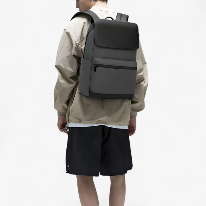 Zaino uomo nero capiente, con scomparti organizzati. Design elegante e versatile per lavoro o tempo libero.