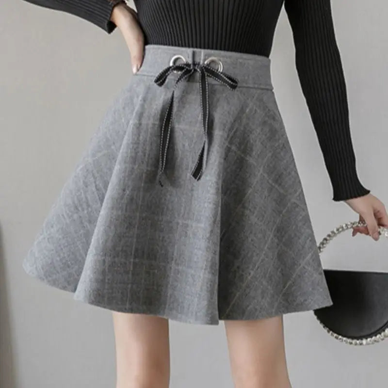 Gonna mini donna a quadri grigia, vita alta con fascia elastica. Perfetta per un look casual o elegante.