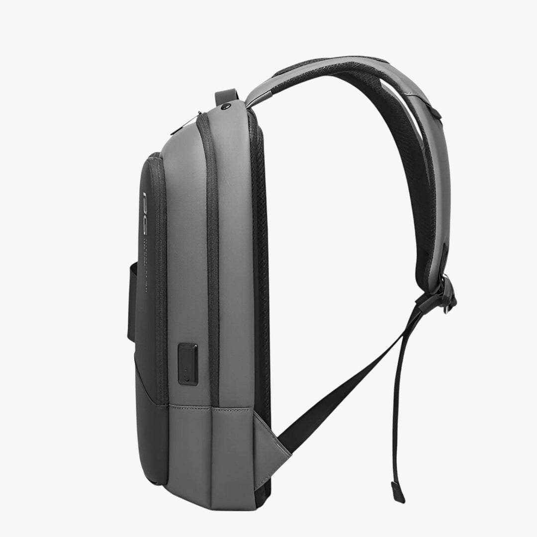 Zaino business uomo nero funzionale con scomparto laptop imbottito e organizer interni per documenti.