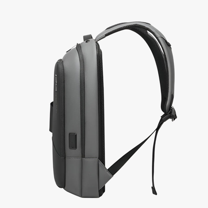 Zaino business uomo nero funzionale con scomparto laptop imbottito e organizer interni per documenti.