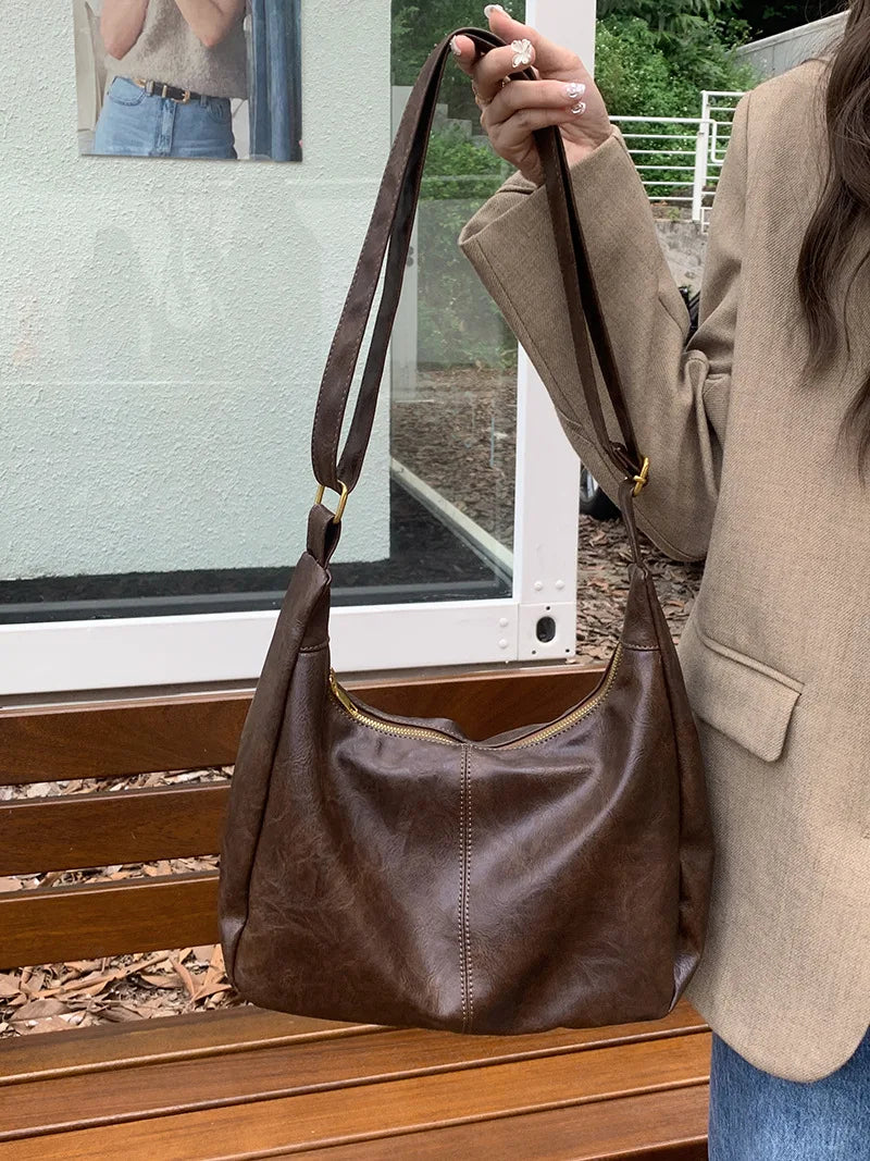 Borsetta casual da donna in ecopelle nera, versatile per ogni occasione e pratica borsa a tracolla.
