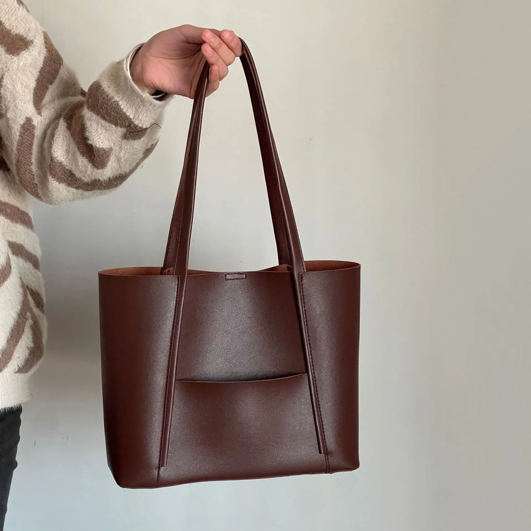 Elegante borsa tote donna in vera pelle verde. Stile chic e moderno, perfetta per la spalla. Accessorio moda versatile.