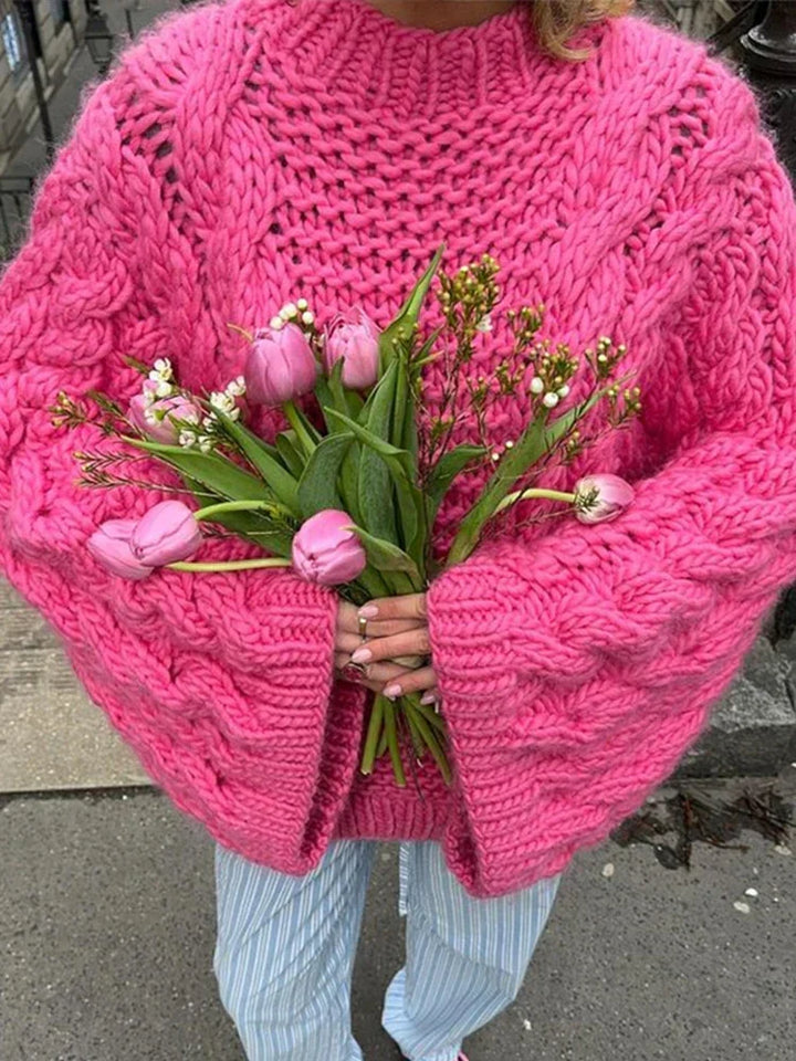 Morbido maglione oversize donna lungo a trecce, maniche a sbuffo. Stile casual chic per un inverno caldo e alla moda.