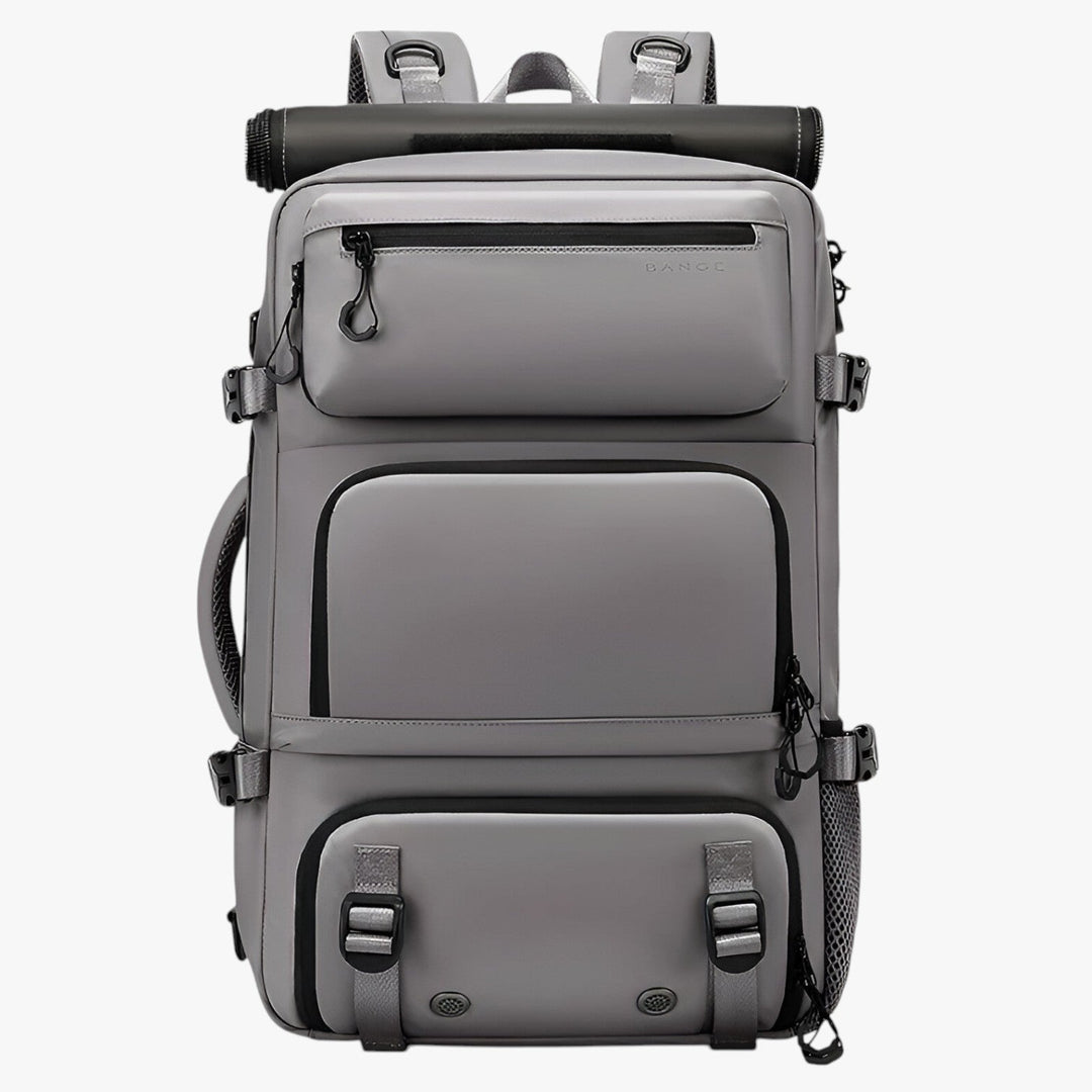 Dettaglio tasche: zaino da viaggio uomo blu multitasche, ideale per organizzare accessori quotidiani e da outdoor.