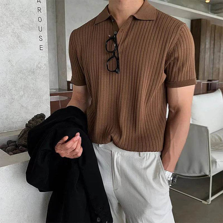 Polo estiva uomo a righe, in tessuto leggero e traspirante, ideale per comfort e stile nella moda maschile.