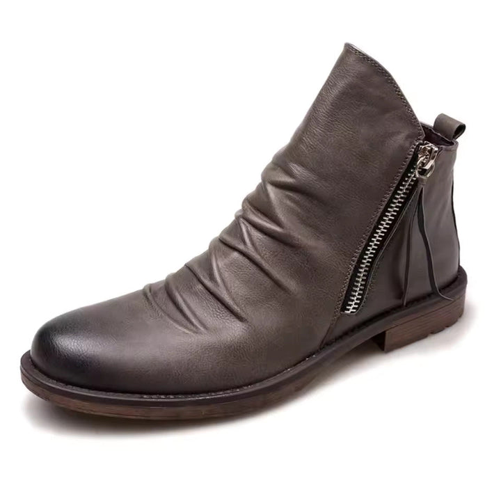Dettaglio stivaletti Chelsea uomo con elastico laterale. Calzature invernali nere, comfort e stile maschile.