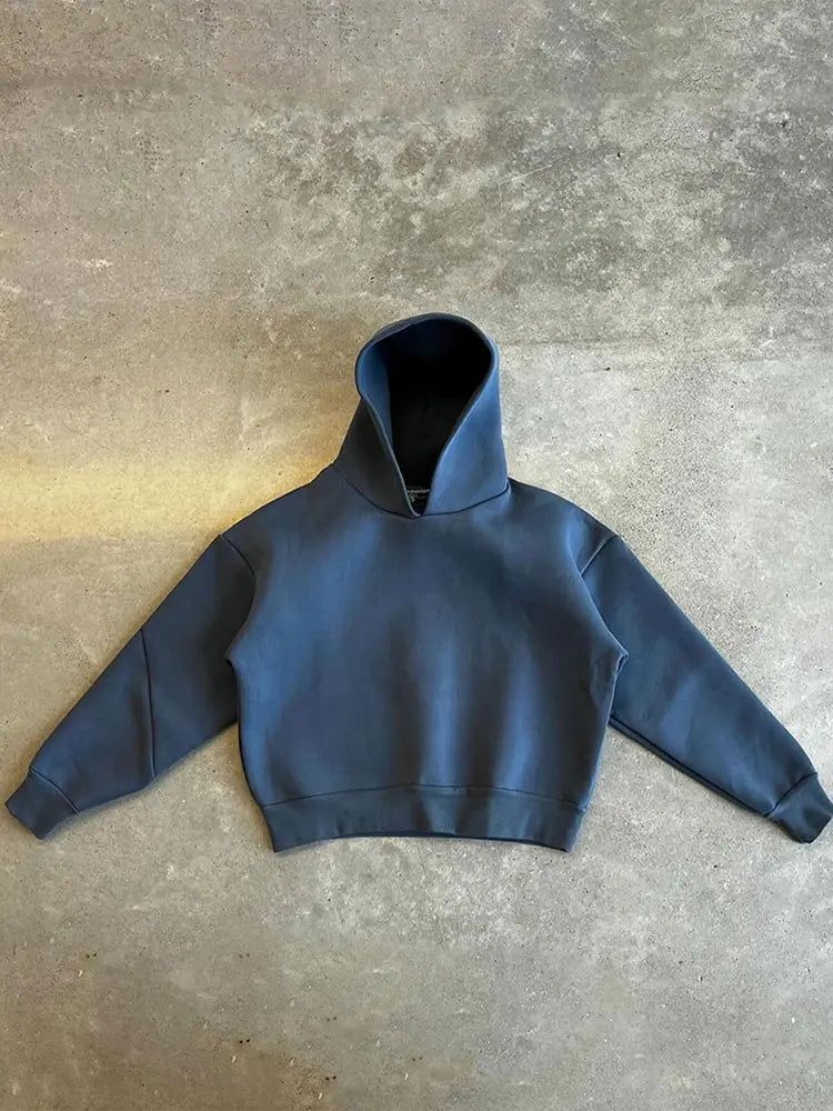 Abbigliamento uomo oversize: tuta sportiva con felpa con cappuccio e pantaloni jogger coordinati.