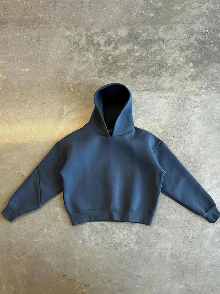 Abbigliamento uomo oversize: tuta sportiva con felpa con cappuccio e pantaloni jogger coordinati.