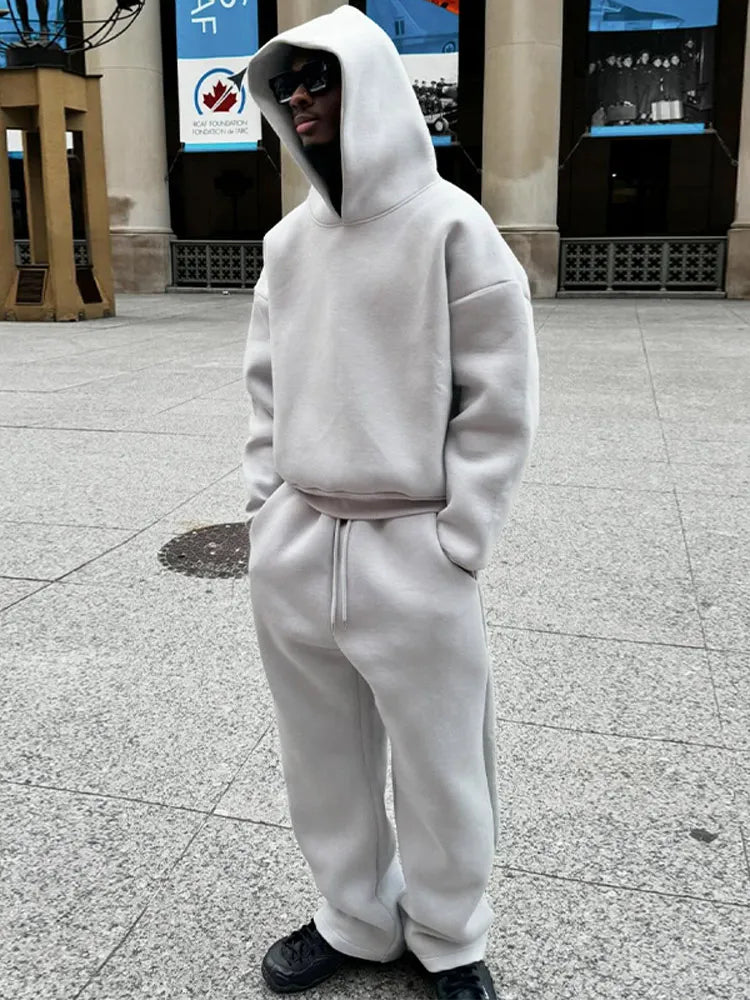 Tuta uomo oversize con felpa e jogger, ideale per comfort invernale e stile casual. Set moda autunno.