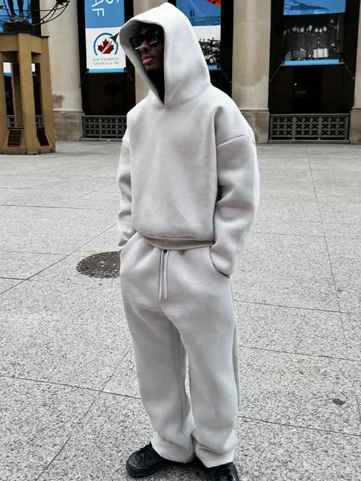 Tuta uomo oversize con felpa e jogger, ideale per comfort invernale e stile casual. Set moda autunno.