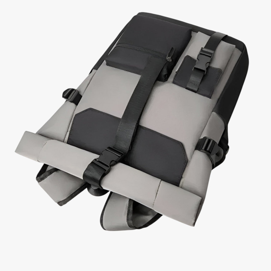 Dettaglio chiusura roll top di uno zaino uomo nero, garantisce sicurezza e capienza adattabile.