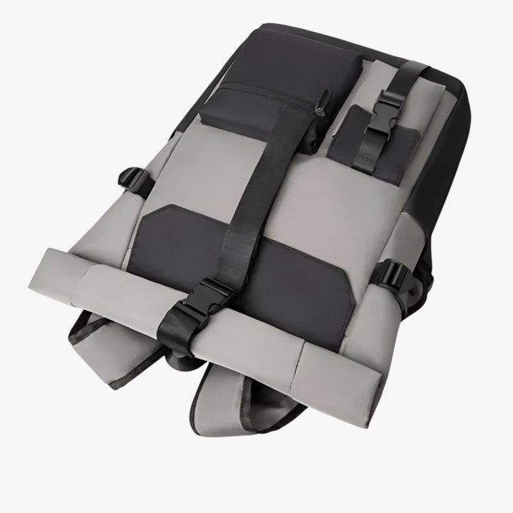 Dettaglio chiusura roll top di uno zaino uomo nero, garantisce sicurezza e capienza adattabile.