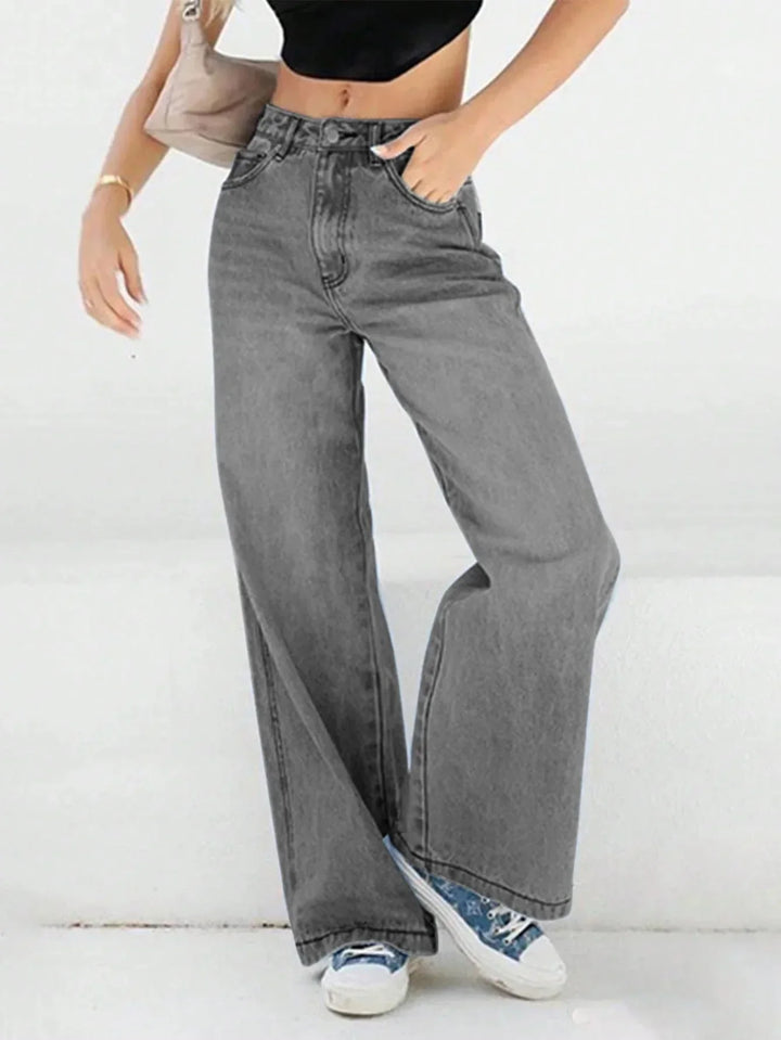 Jeans baggy da donna a vita alta in azzurro denim. Perfetti per abbigliamento casual e stile urbano.