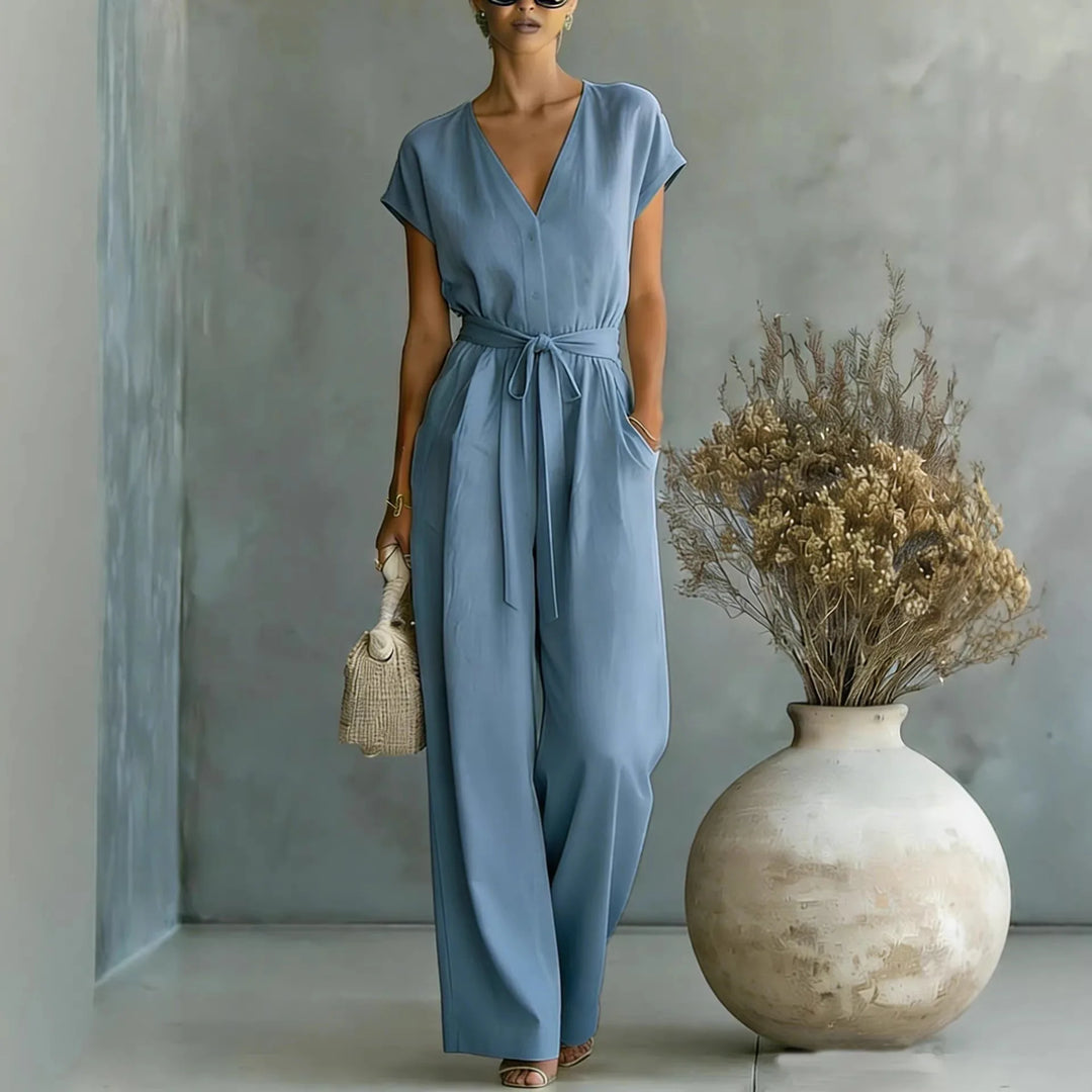 Outfit donna: tuta elegante con scollo a V e cintura che valorizza la vita. Design con pantaloni larghi, comoda e chic.