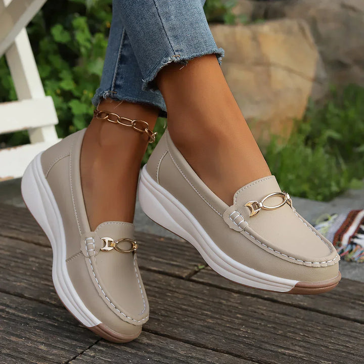 Mocassini donna slip-on flessibili neri. Calzature casual con plateau e dettaglio dorato, massimo comfort per il tuo piede.