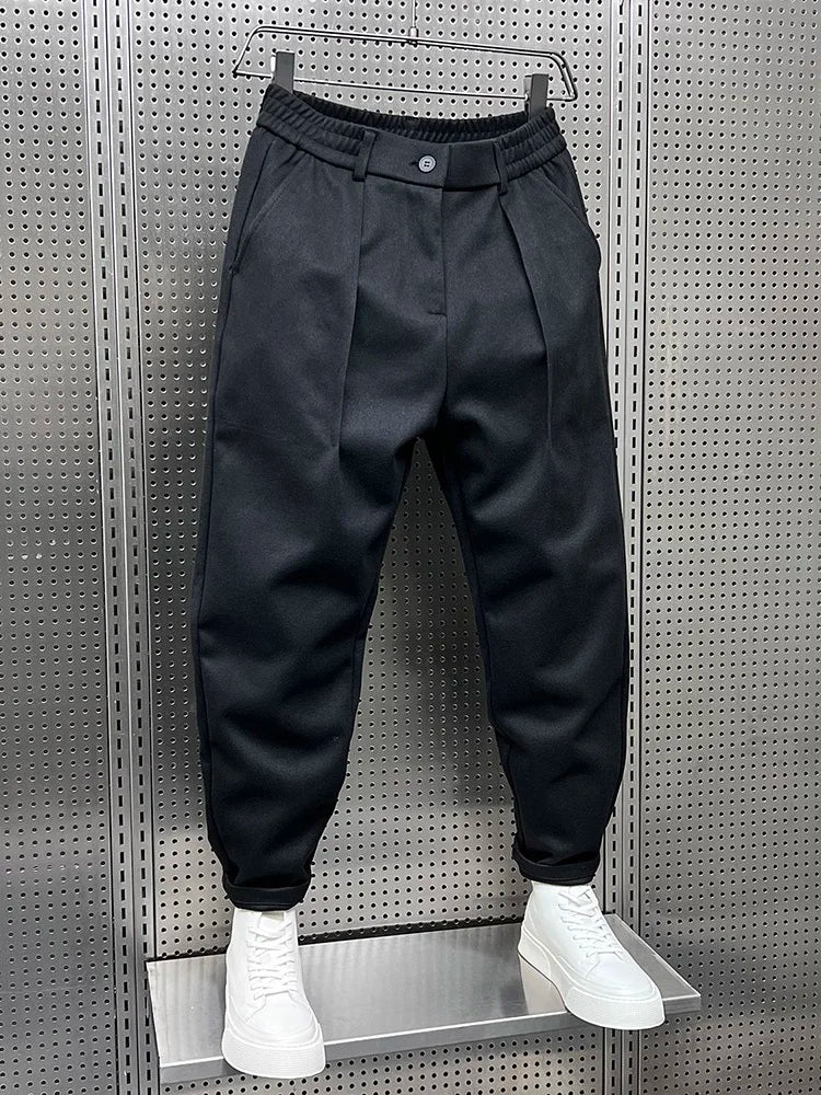 Pantaloni slim fit uomo grigi, ideali per ufficio, eventi eleganti o un outfit casual chic.