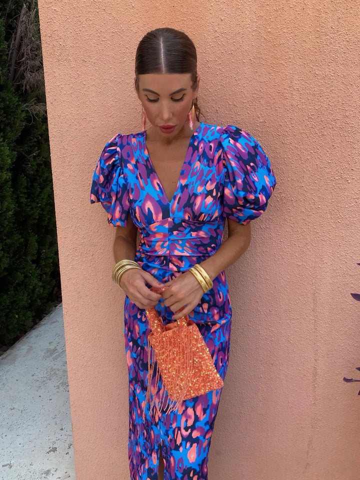 Abito donna estivo con eleganti maniche a sbuffo e scollo a V, per un look primaverile sofisticato.