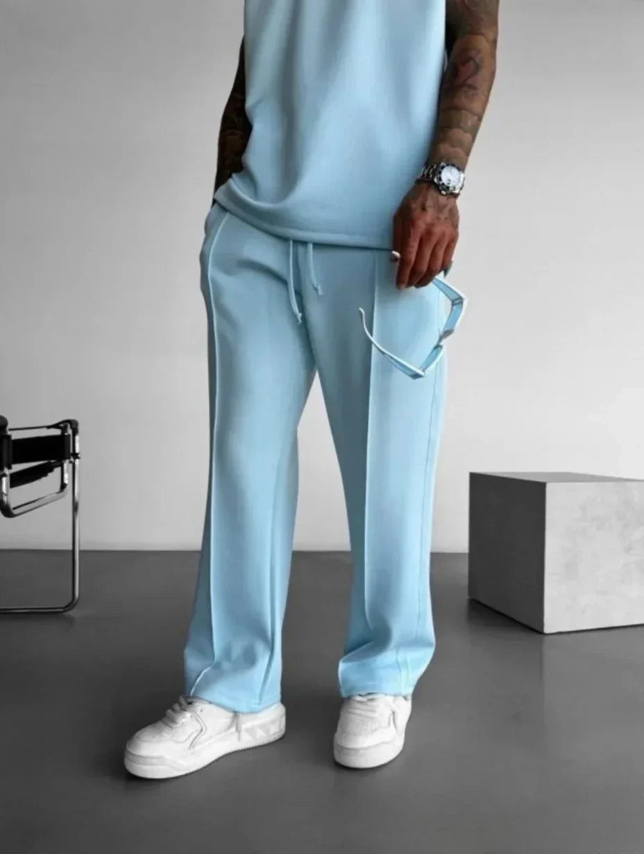 Abbigliamento casual uomo: completo lounge con top senza maniche e pantaloni sartoriali per l'estate.
